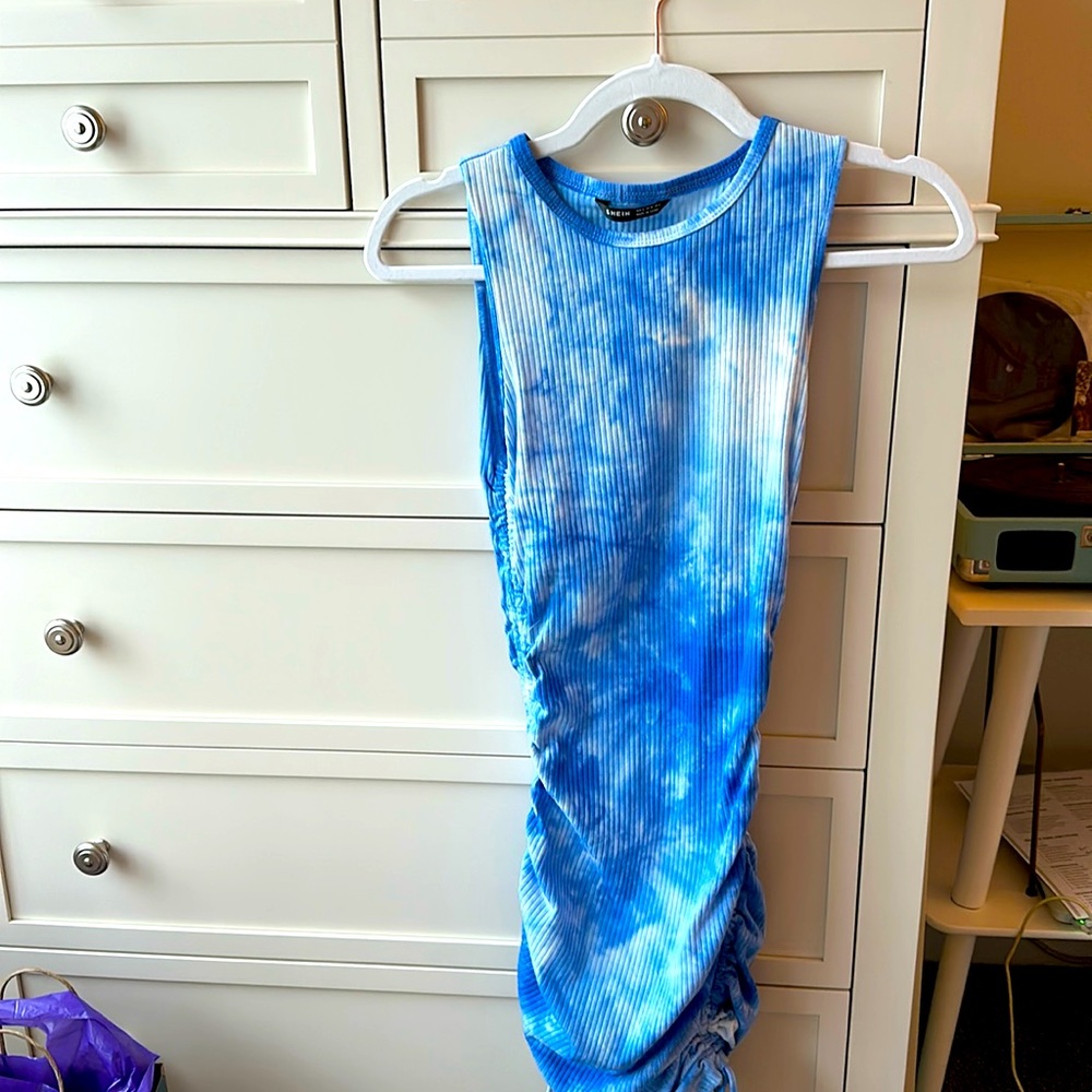 Blue tie dye sleeveless fitted dress.